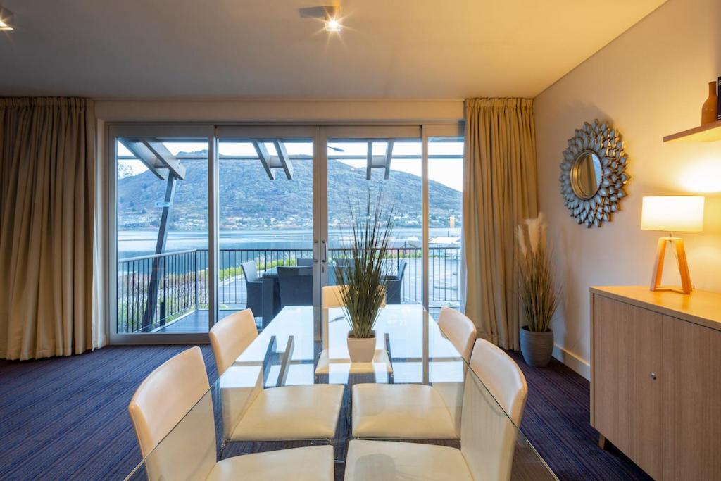 Absolute Lakefront Location - 3 Bedroom Apartment Queenstown Exterior photo